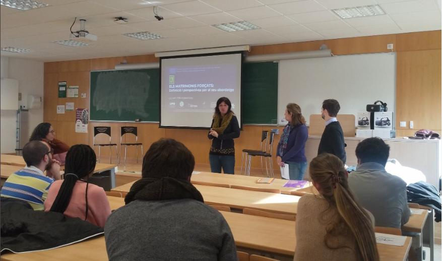 Imatge de la xerrada a l'Aula 12 de la facultat